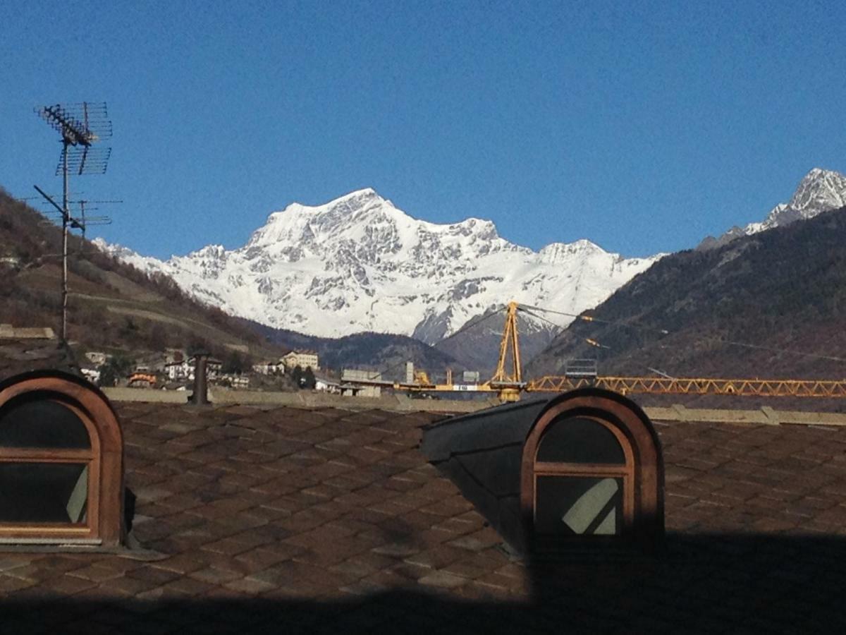 Un Nido Nel Centro Storico Con Garage Apartment Aosta Bagian luar foto